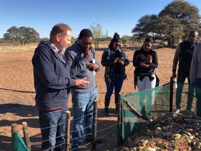 Hartmut Blömker explains the concept for organic composting to the NTA inspector